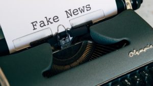 Schreibmaschine schreibt Fake News