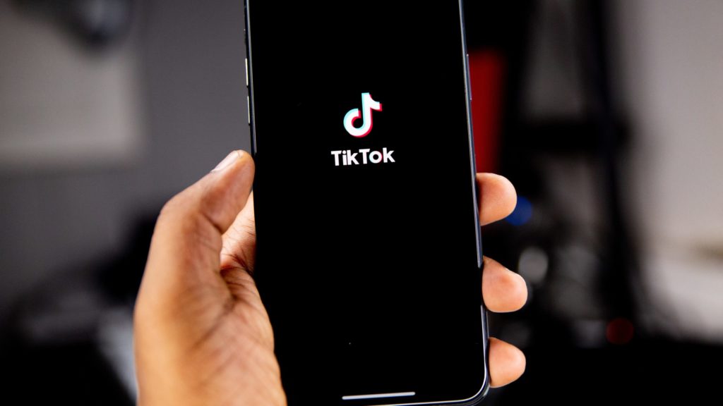Smartphone zeigt Symbol der App TikTok