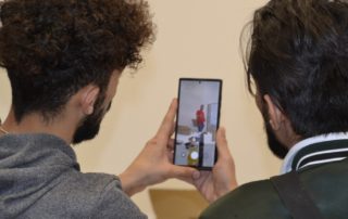 Zwei Personen filmen eine Szene mit dem Smartphone